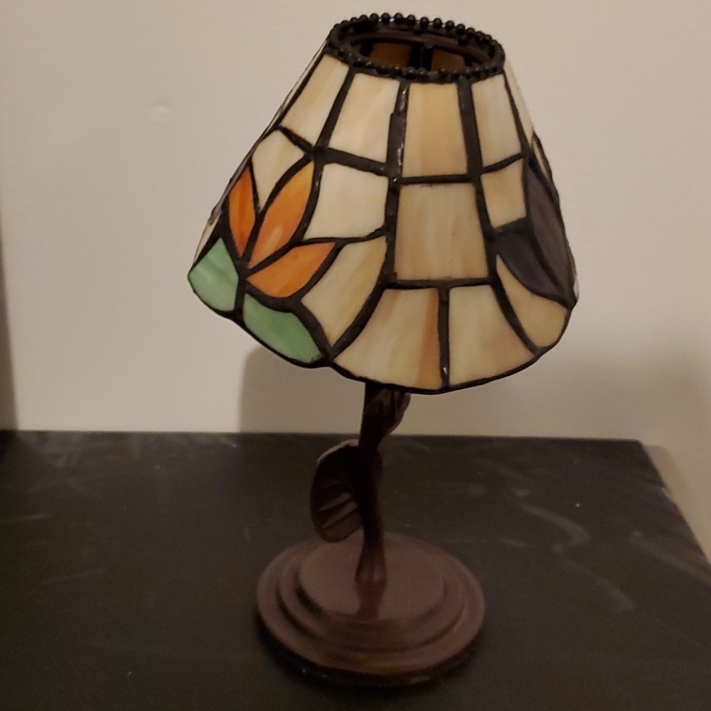 Tea light candle holder
